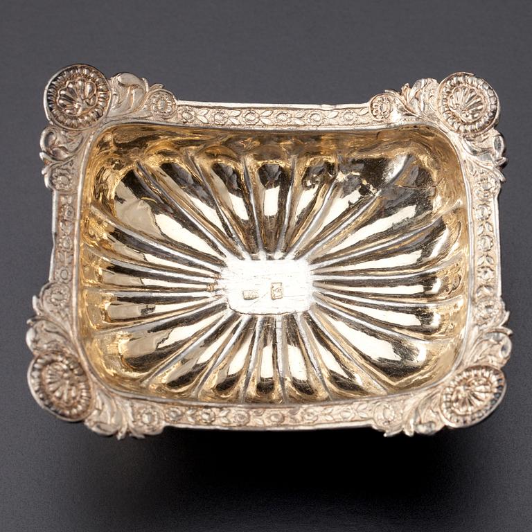 SALTKAR, BÄGARE samt GRÄDDSNÄCKA, silver, Ryssland och Sverige. Vikt tot. 171 g.