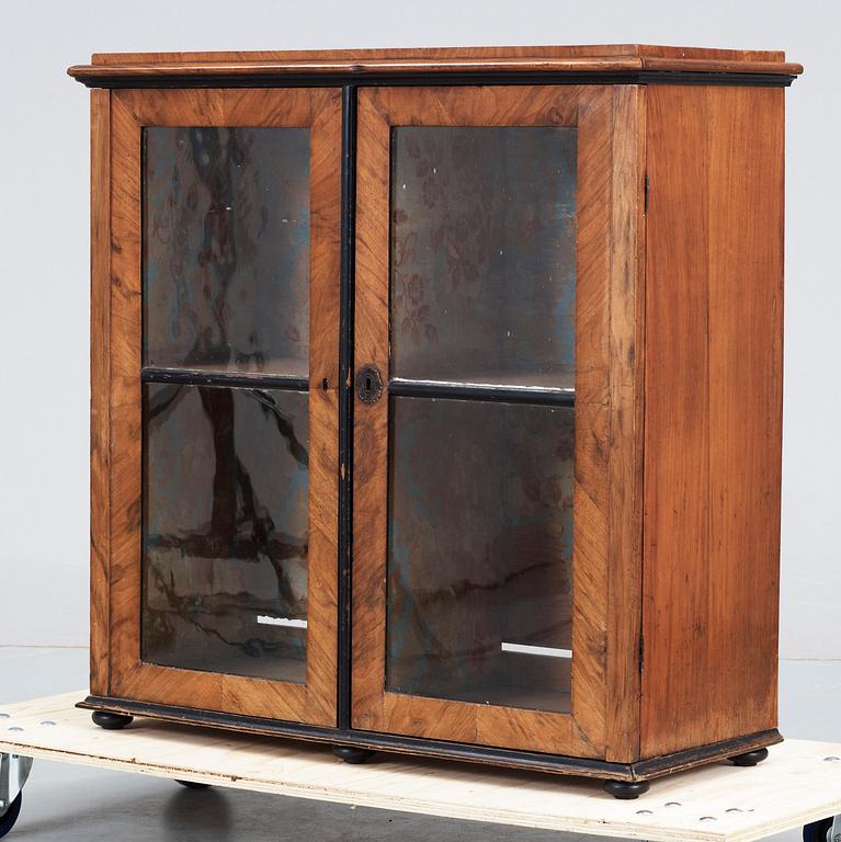 DOCKSKÅP, nyrenässans, 1800-talets slut.