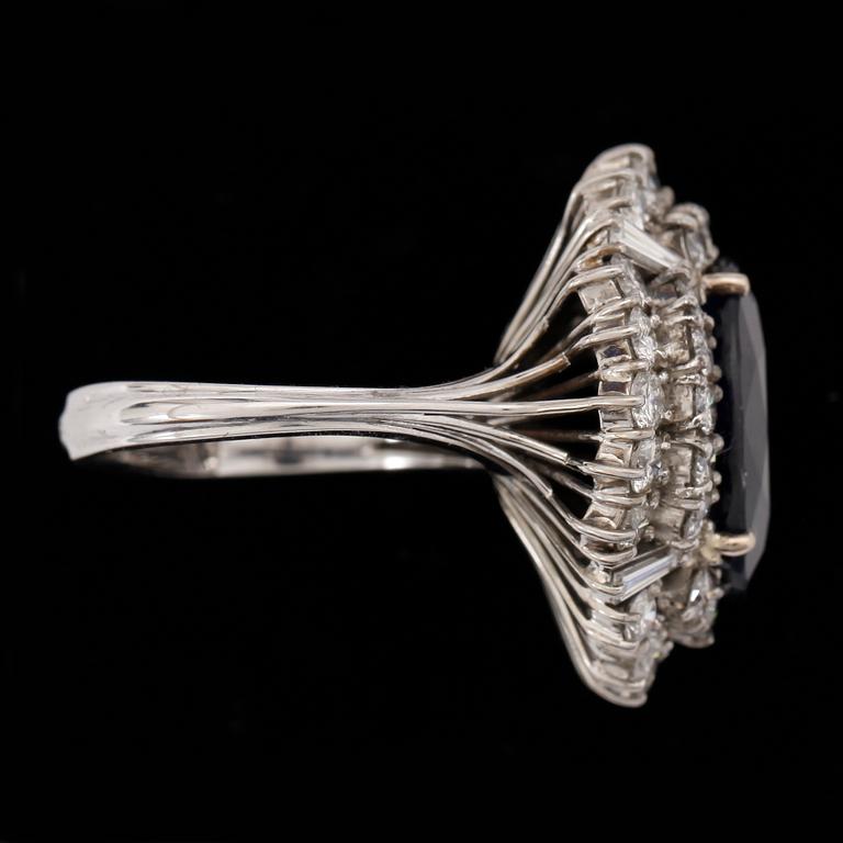 RING, 18k vitguld med safir ca8,02ct och briljantslipade diamanter tot ca3,00ct. Vikt ca 12g.