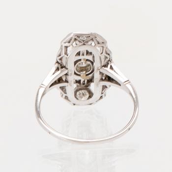 A platinum Art Deco ring set with round brilliant-cut and old-cut diamonds.