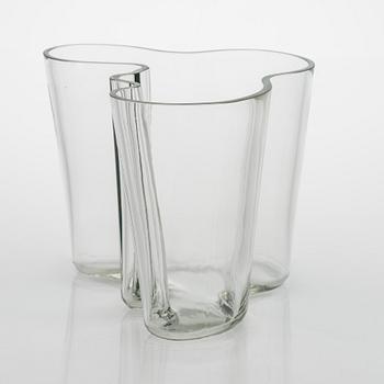 Alvar Aalto, a 1950s' 3030' vase, signed Alvar Aalto. Iittala 1950s.