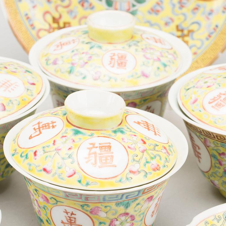 FOUR BOWLS WITH LID ON PLATE, CHINESE 20TH CENTURY.