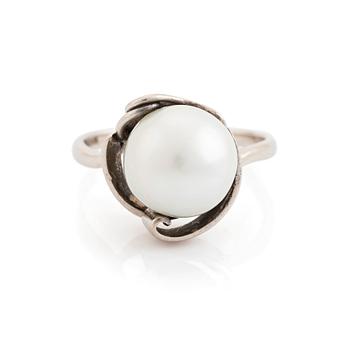 410. A 14K gold ring set with a pearl.