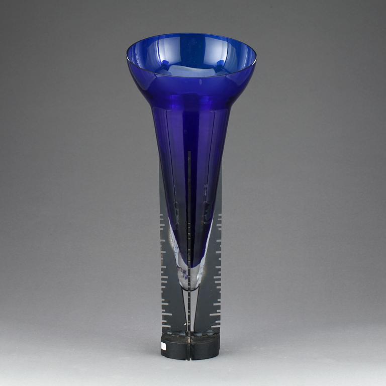 VAS, glas och metall, Liselotte Henriksen, Pukeberg 1991, signerad.