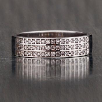 RING, vitguld 14K, 51 små diamanter tot. 0,35 ct. Vikt 4,6 g.