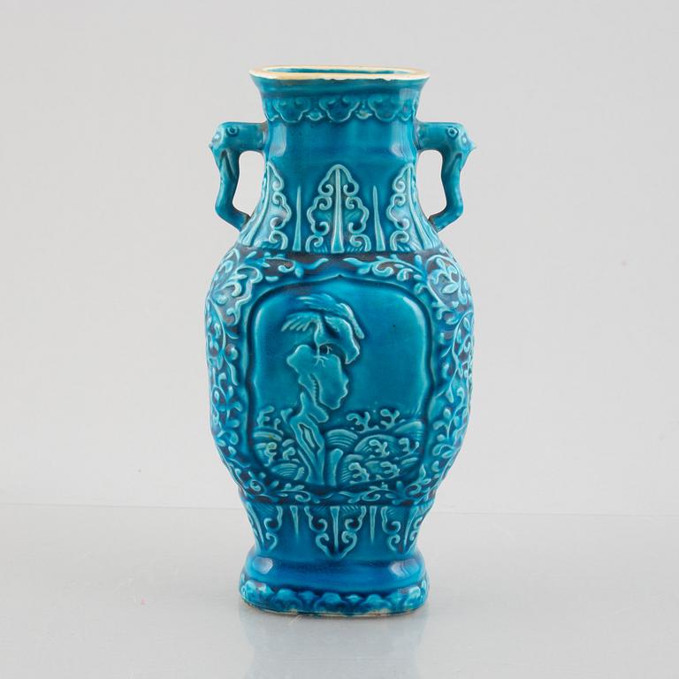 A Chinese turquoise glazed porcelain vase, late Qing dynasty / early 20th century.