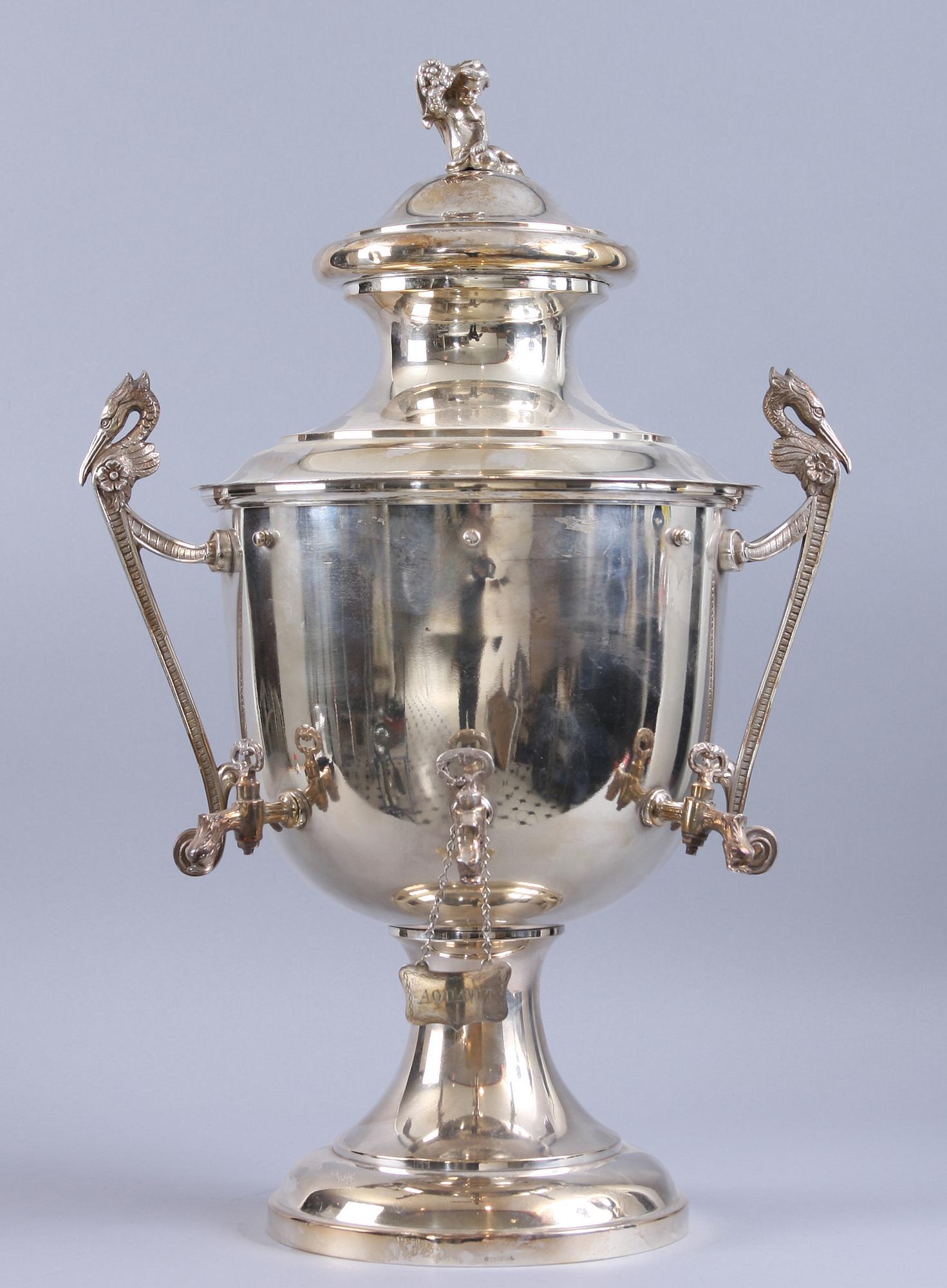 BRÄNNVINSCISTERN, nysilver, bär otydl stmpl, 1900-tal.