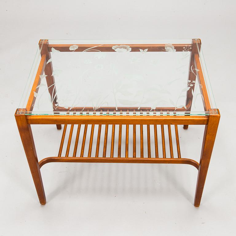 A mid-20th century coffee table / side table.