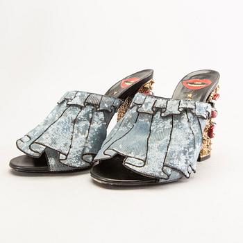 Gucci,.