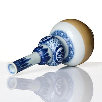 A blue and white vase, Qing dynasty, Kangxi (1662-1722).