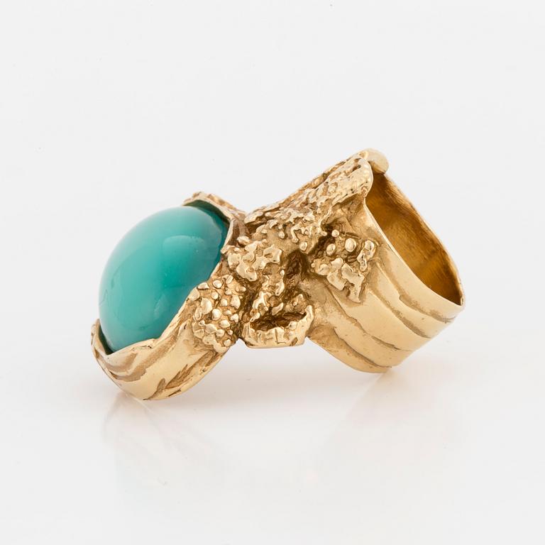 YVES SAINT LAURENT. Ring med guldfärgad metall och grön paste sten.