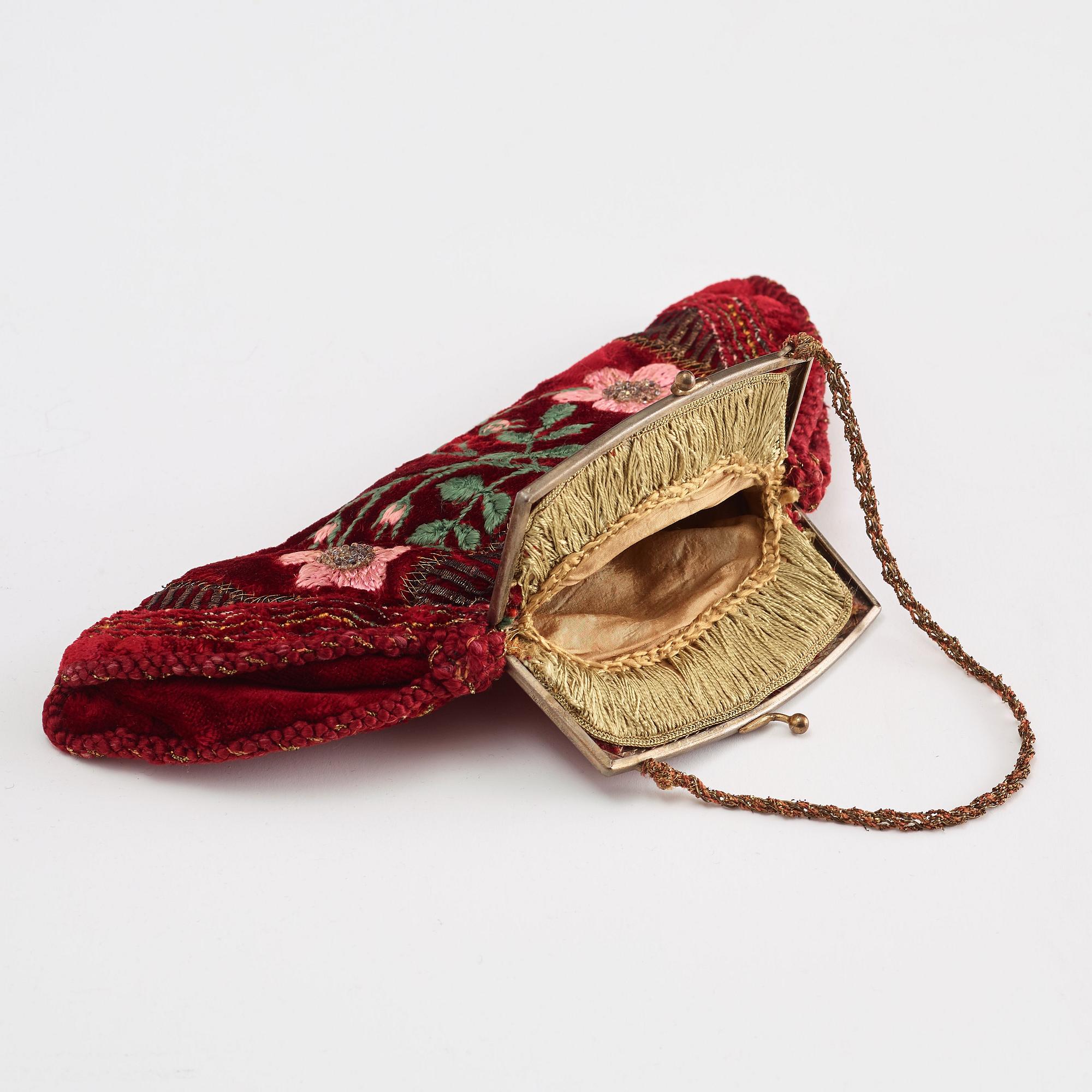 Anna Casparsson, EMBROIDERED HANDBAG, height ca 14 cm, width ca 26,5 cm, designed and embroidered by Anna Casparsson.
