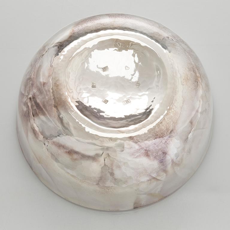 A. Tillander, malja, sterlinghopeaa ja emalia. Turku 2005.