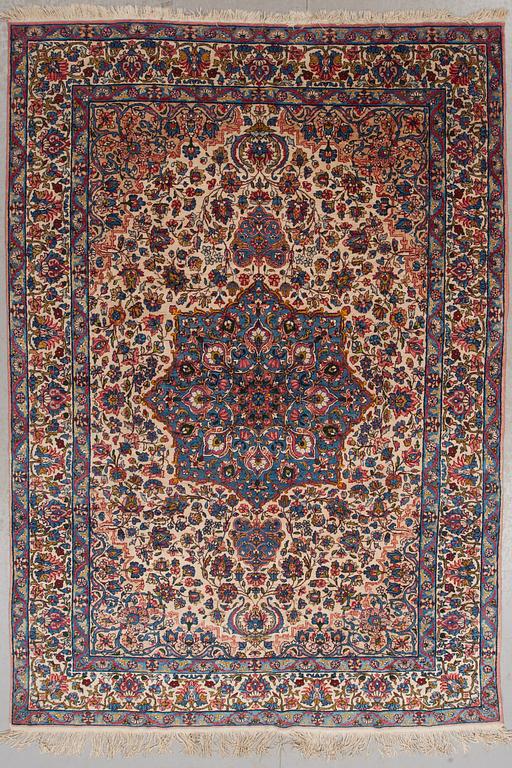 MATTA, semiantik, Kirman, ca 286 x 196 cm.