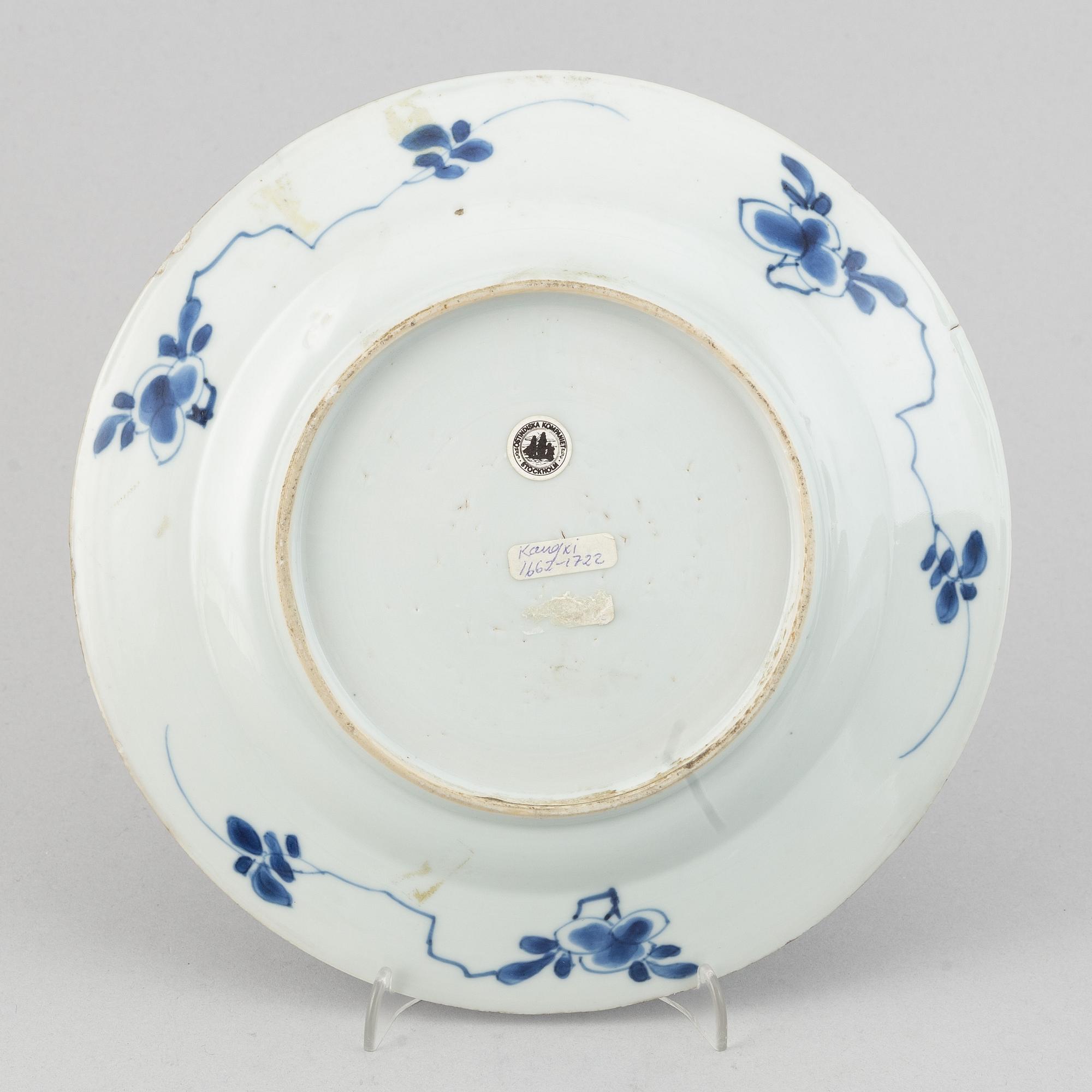 A set with 3 blue and white dinner plates, early 18th Century.