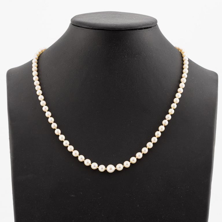 Pearl necklace, with graduated cultured pearls, silver clasp.