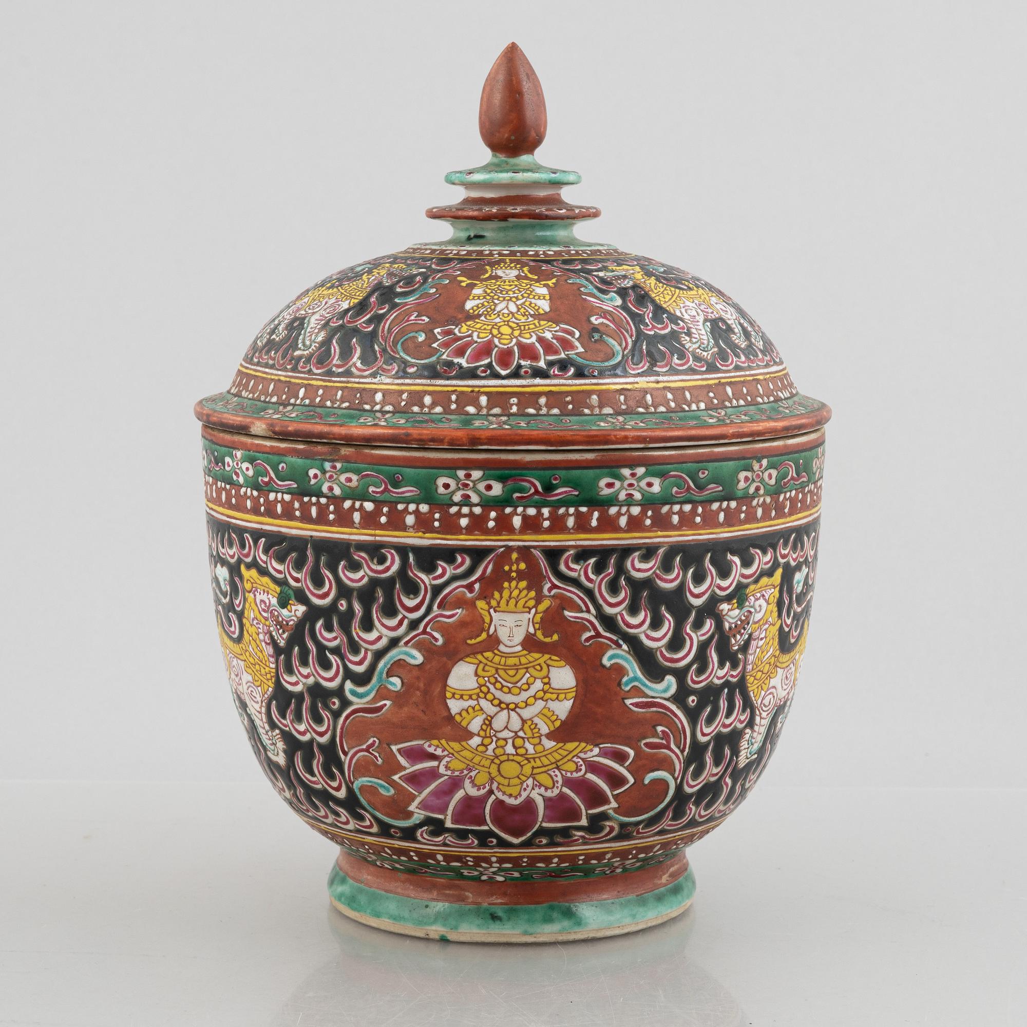 A Benjarong porcelain bowl with cover, Thailand, 19th century.