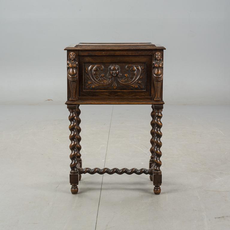 SCHATULL PÅ BENSTÄLLNING, barockstil. 1900-tal.