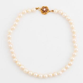 A cultured pearl necklace.
