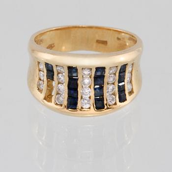 RING, 18K guld med briljantslipade diamanter ca 0.30 ct samt fasettslipade blå safirer. Vikt 8,0 gram.