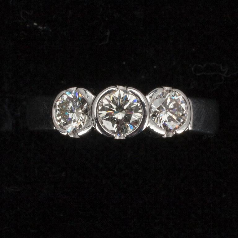 RING, vitguld 14K med tre diamanter, tot. ca. 1 ct.