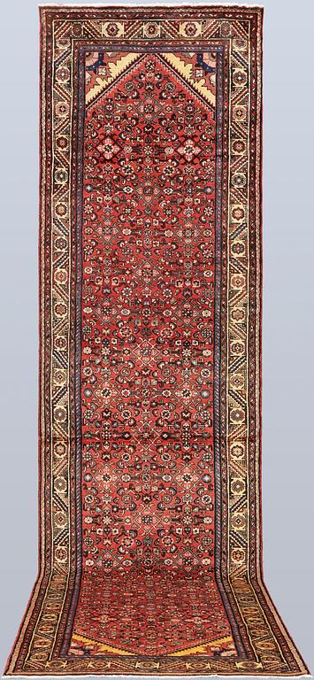 A Hamadan runner, approx. 453 x 120 cm.