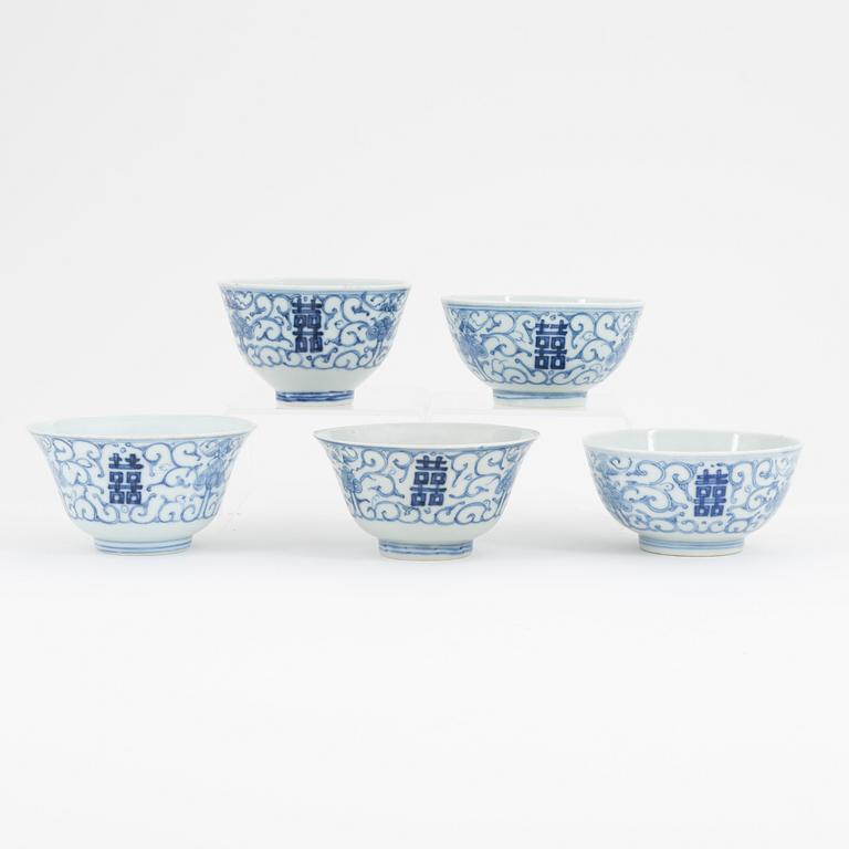 A group of 5 similar Chinese porcelain bowls, late Qingdynasty, late 19th century or around the year 1900.