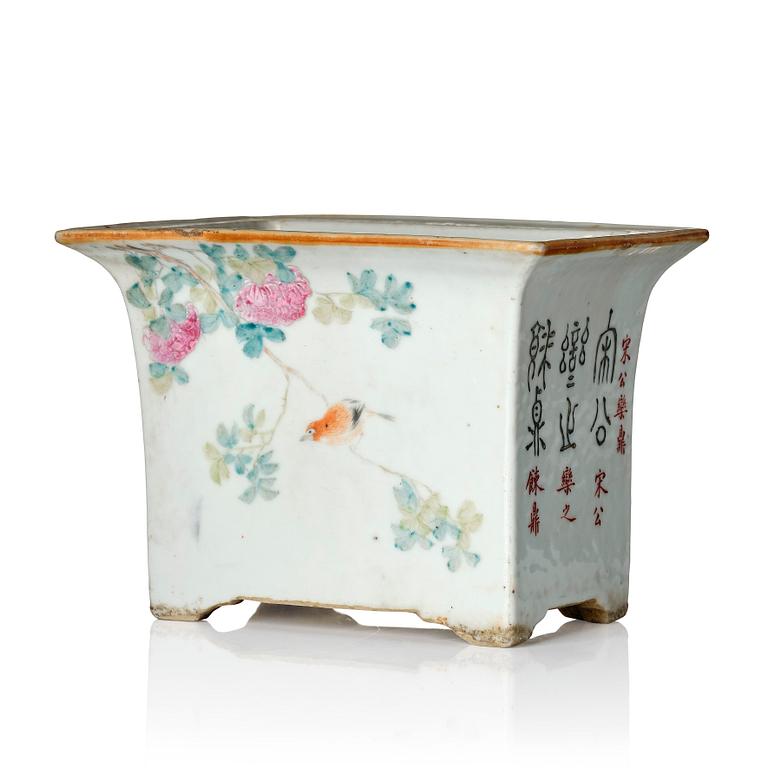 A Chinese famille rose flower pot, early 20th century.