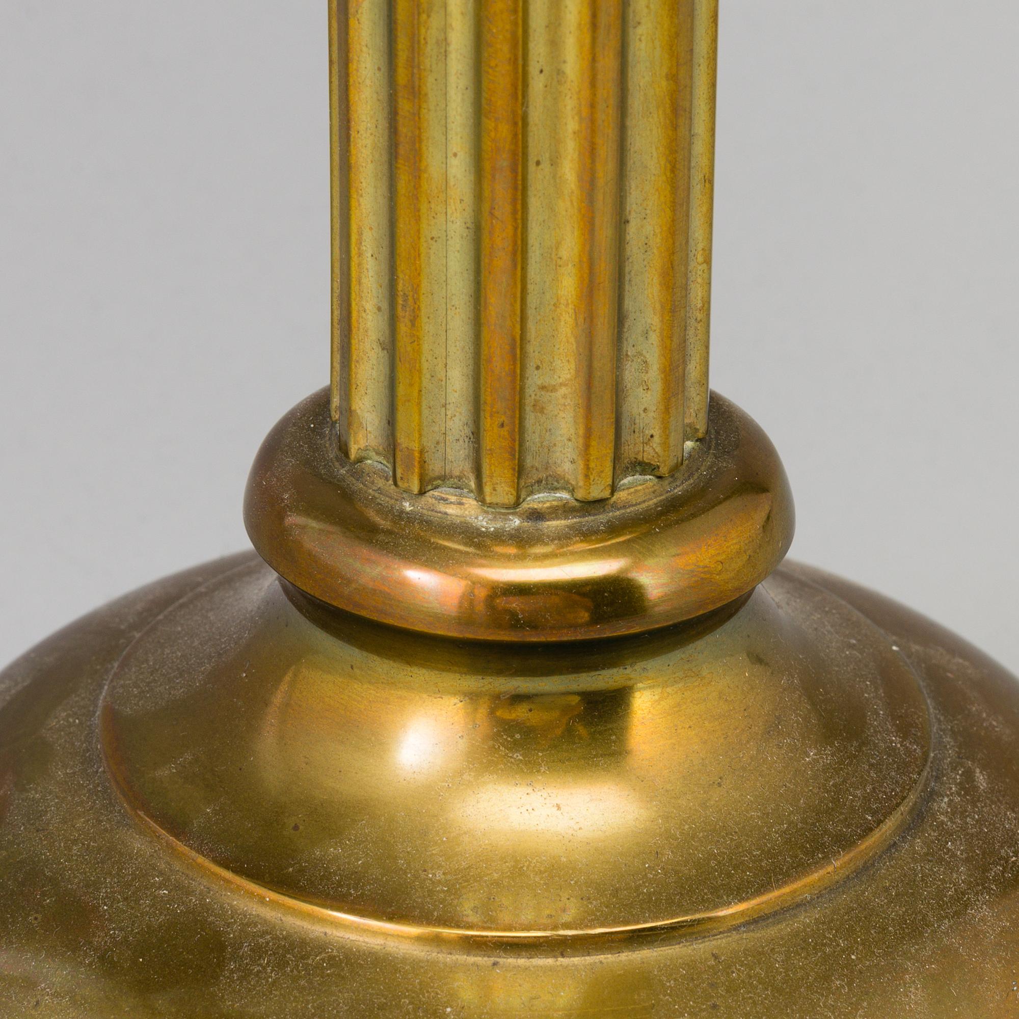 FOTOGENLAMPA, mässing, kolonnskaft, vit glaskupa, 1900-talets första hälft.