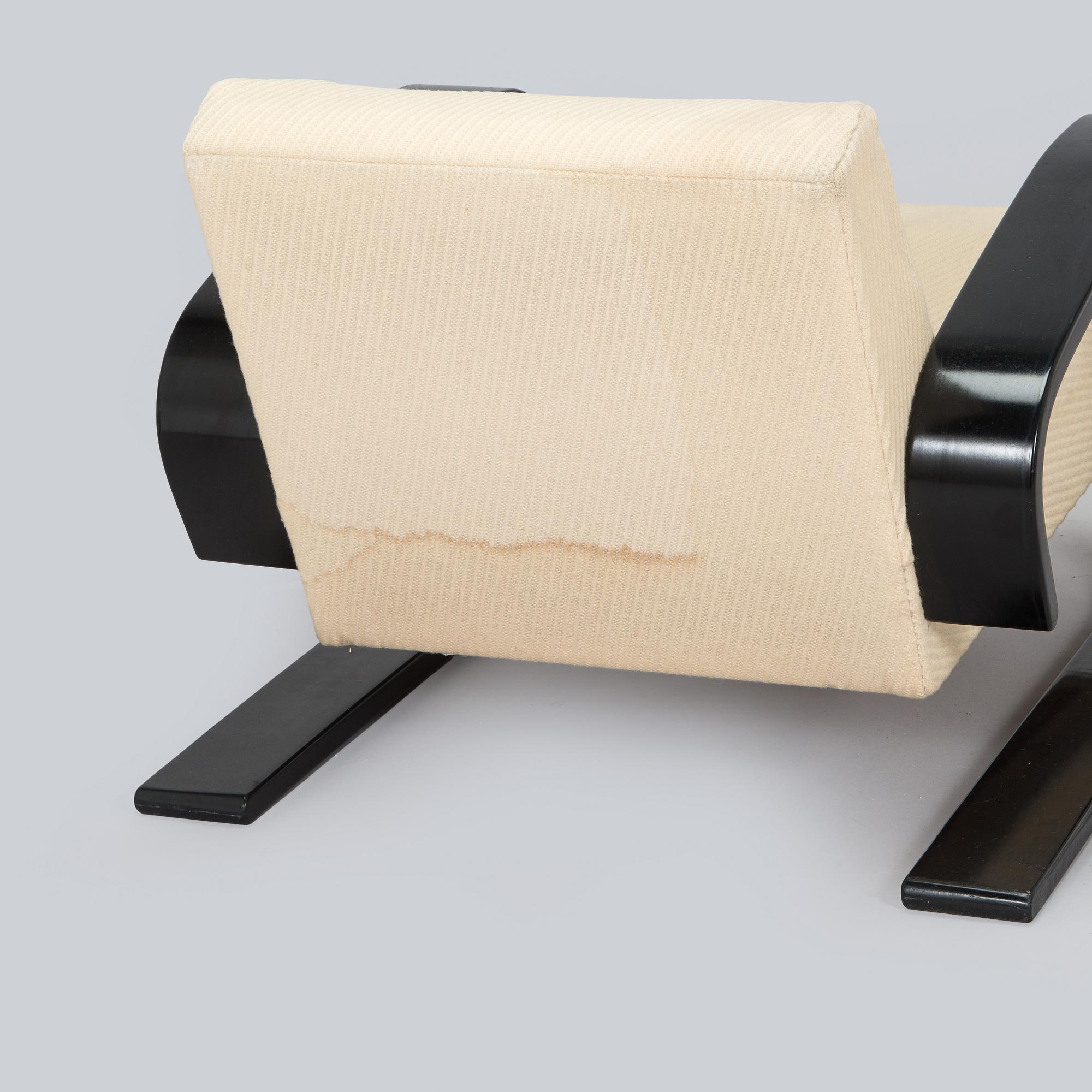 Alvar Aalto, a pair of 1970s armchairs 'Tank chair', model 400, for Artek.