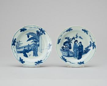 335. A set of two blue and white dishes, Qing dynasty, Kangxi (1662-1722).
