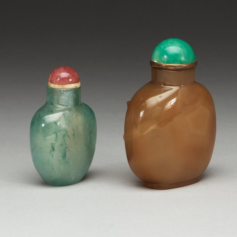 A green stone snuff bottle with stopper and a agate snuff bottle with stopper, Qing dynasty (1644-1912).