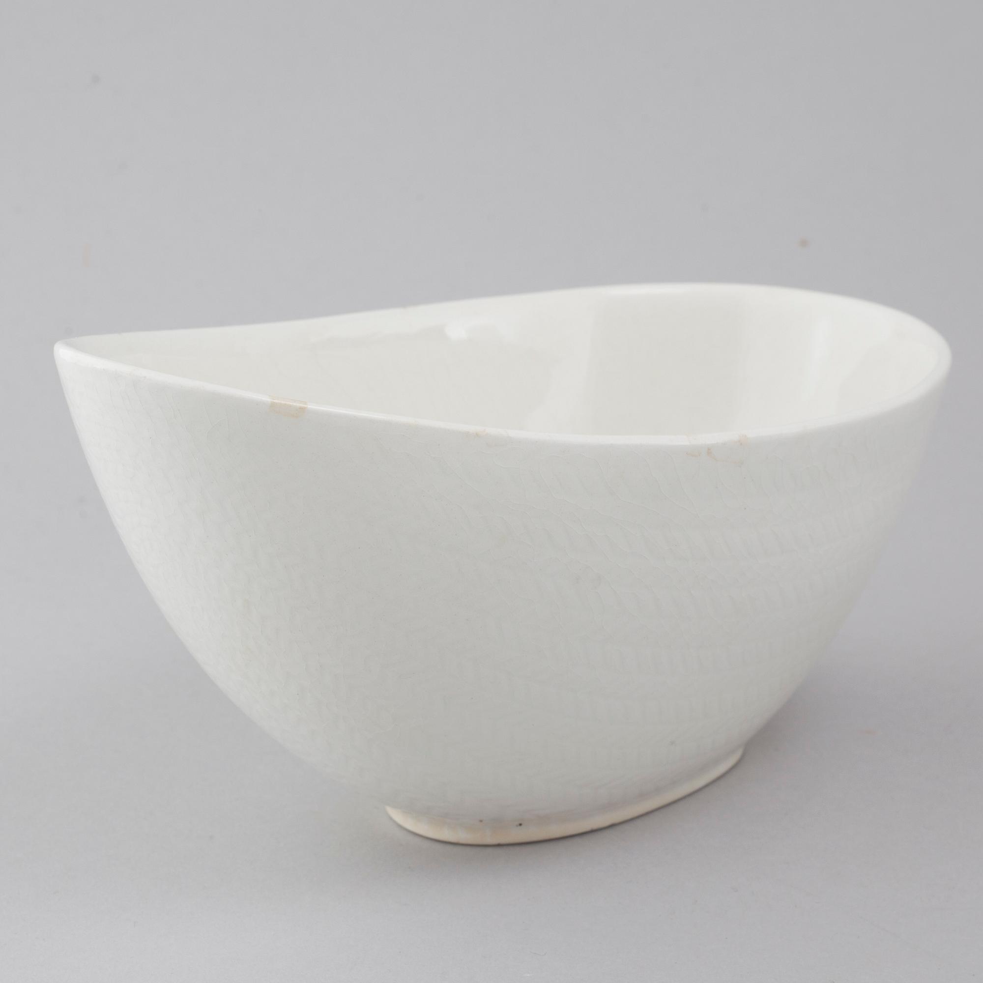 34 pieces of porcelain tableware by Hertha Bengtson for Rörstrand, model "Blå eld", second half of the 20th century.