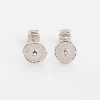 Örhängen, med briljantslipade diamanter.