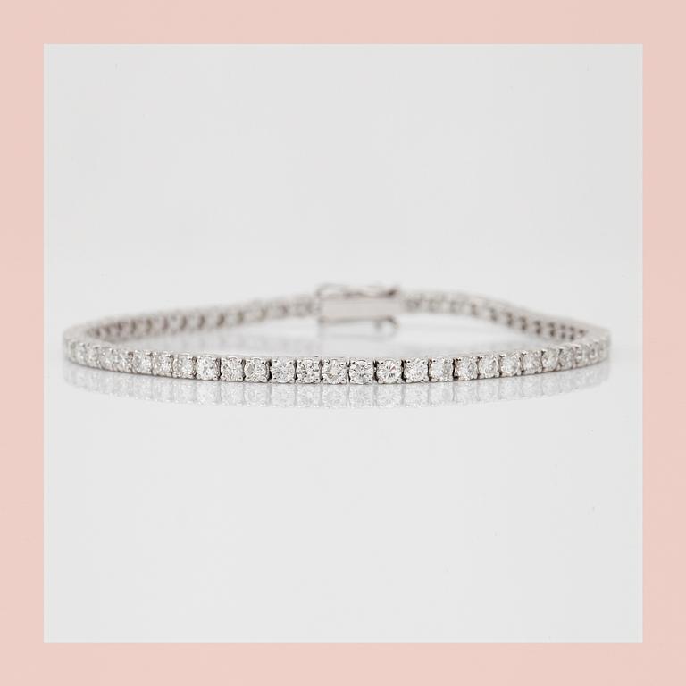 ARMBAND, ett riviére med 62 briljanter, totalt ca 4ct.