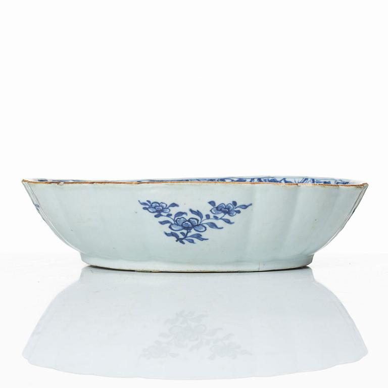 Stekfat, porslin. Qingdynastin, Qianlong (1736-95).