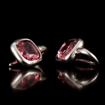 ÖRHÄNGEN, vitguld 18K, ljusröda turmaliner à 1,60 ct. Torbjörn Tillander, 2003. Vikt 4,1 g.