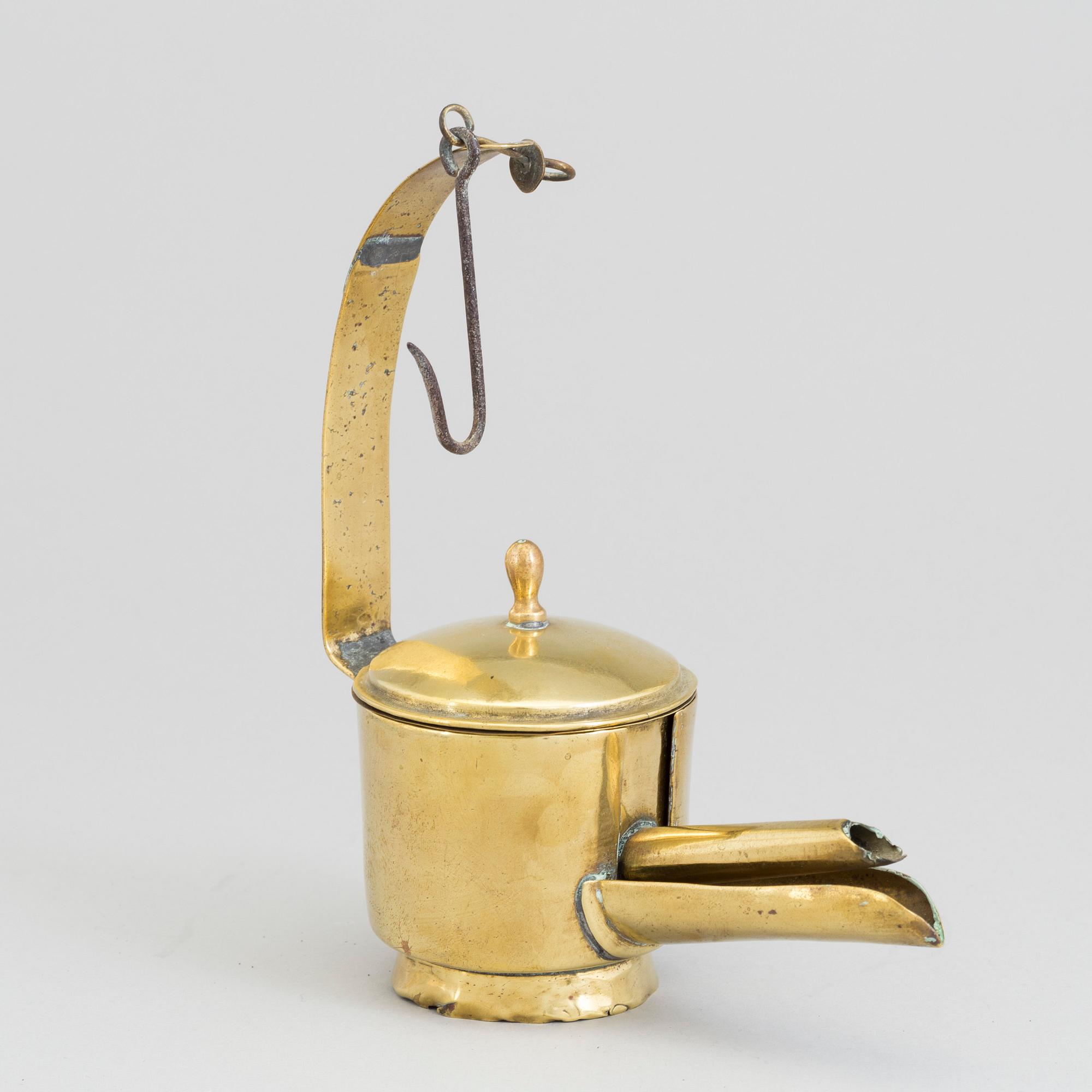 AN 18TH CENTURY BRASS OIL LAMP.