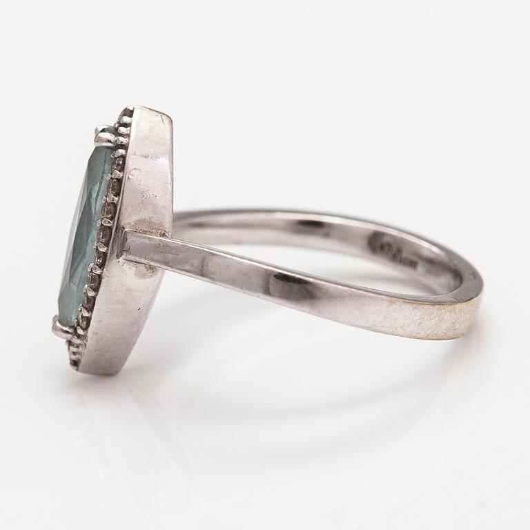 A 14K white gold ring with a topaz and diamonds ca. 0.12 ct in total. Faber art, Helsinki.