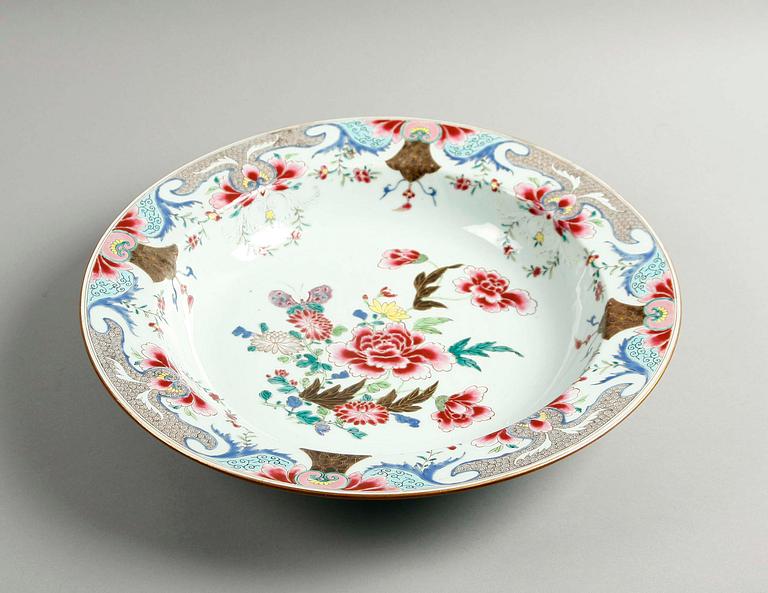 A famille rose basin, Qing dynasty, Qianlong (1736-95).