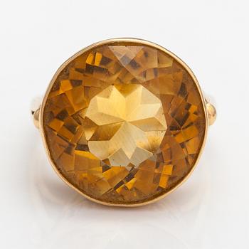 An 18K gold ring with a citrine. E.P. Alholinna, Helsinki 1957.