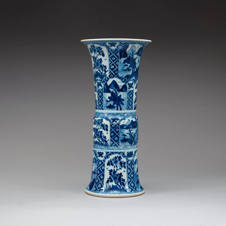 A large blue and white vase, Qing dynasty, Kangxi (1662-1722).