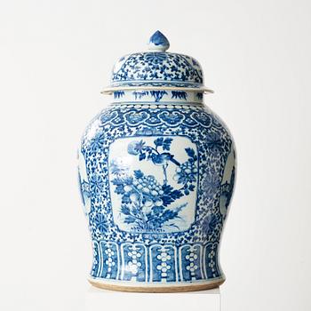 A blue and white jar with cover, Qing dynasty, 19th Century.