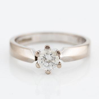 Ring, 18K vitguld med briljantslipad diamant 0.50 ct enligt gravyr.