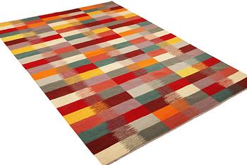 A modern design kilim carpet, a. 300 x 213 cm.