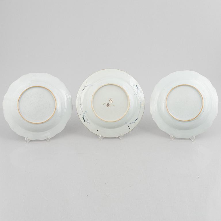 A set of three export porcelain plates, China, Qing dynasty, 18th century.