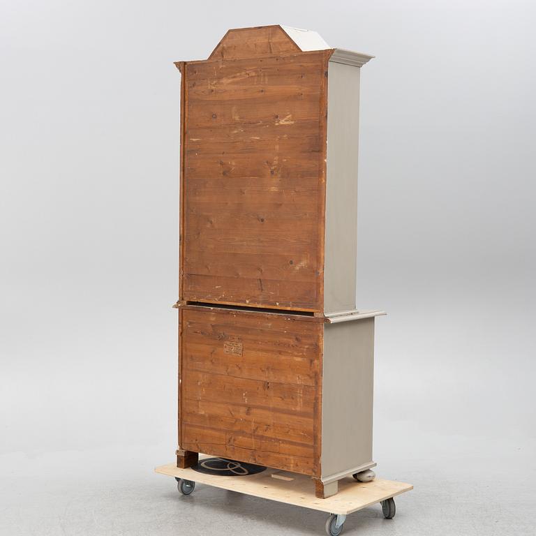 Display cabinet, from around the year 1900.