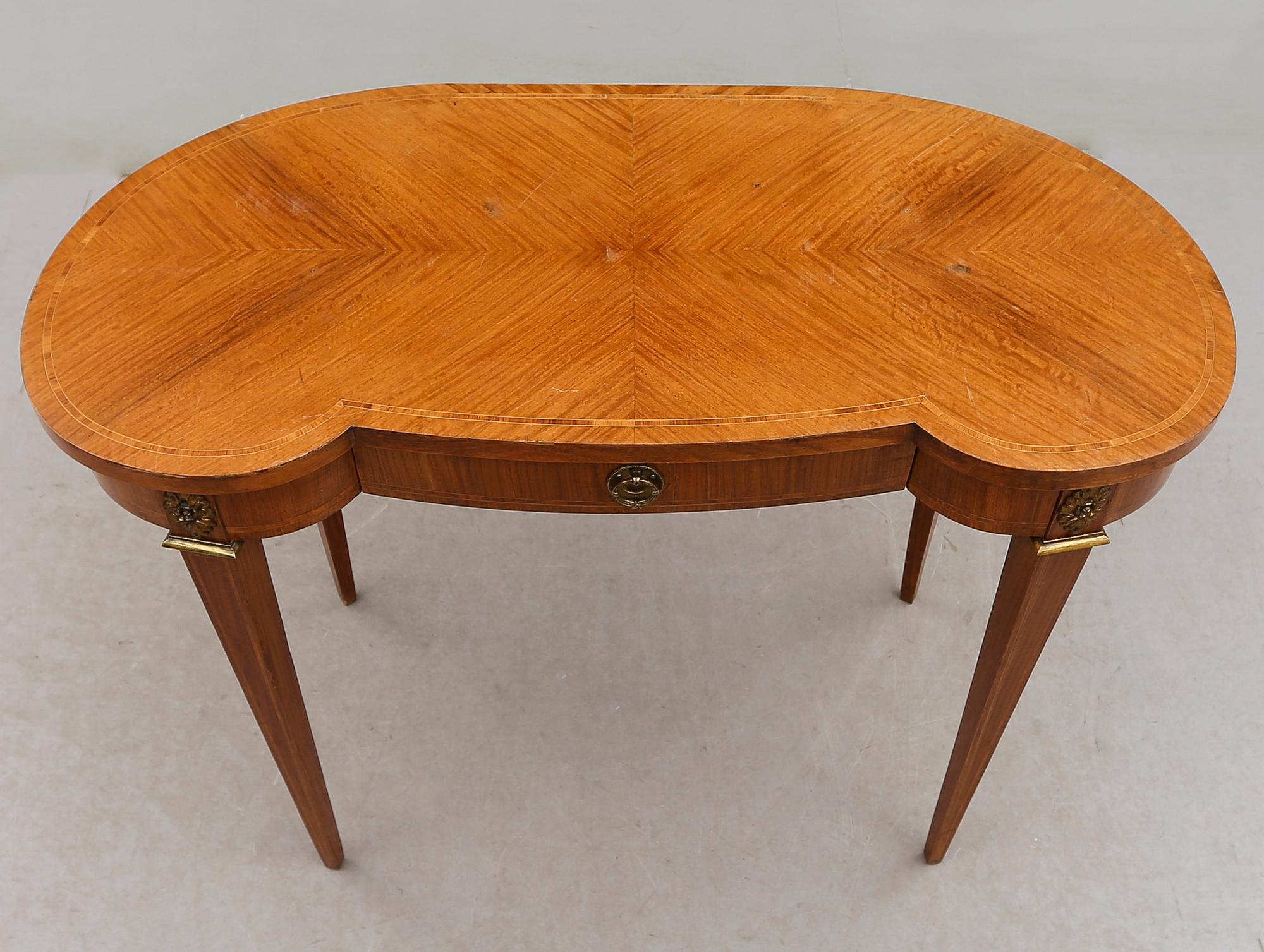 TOALETTBORD, 1900-talets första hälft.