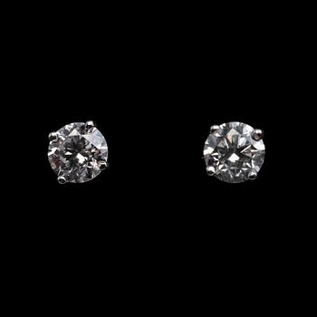 A PAIR OF EARRINGS, brilliant cut diamonds c. 1.15 ct. 18K white gold, weight 1,5 g.