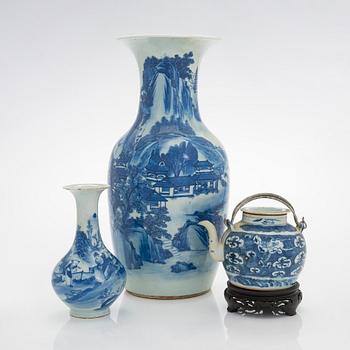 Two Chinese porcelain vases and a teapot, late Qing dynasty.